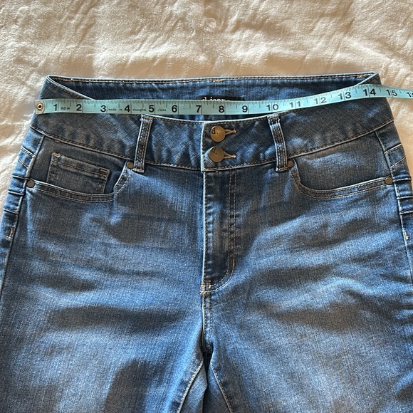 d. Jeans - Picture 3 of 11